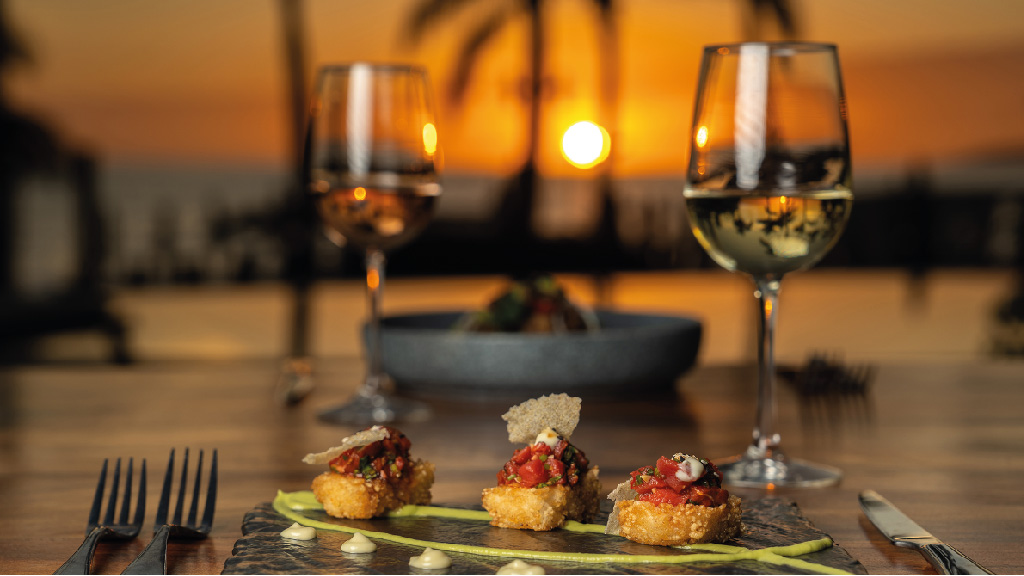 De la cocina frente al mar a los bares de coctelería: cómo la gastronomía define la experiencia vacacional perfecta